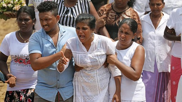 Sri Lanka começa a enterrar as vítimas dos ataques