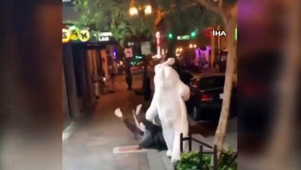 - ‘Paskalya tavşanı’ndan insanlık dersi- Kadınla kavga eden adamı döven Paskalya tavşanı fenomen oldu