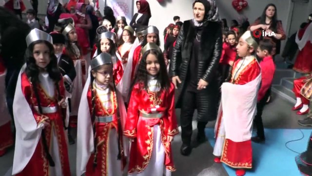 Duygulandıran 23 Nisan kutlaması...İlkokul öğrencisi İstiklal Marşı'nı ağlayarak okurken salonda bulunan herkesi de duygulandırdı