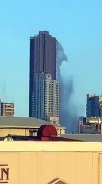 Un tremblement de terre a frappé les Philippines causant l'écoulement de l'eau d'une piscine d'un gratte-ciel