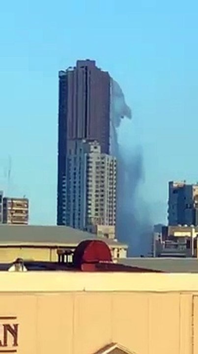 Un tremblement de terre a frappé les Philippines causant l'écoulement de l'eau d'une piscine d'un gratte-ciel