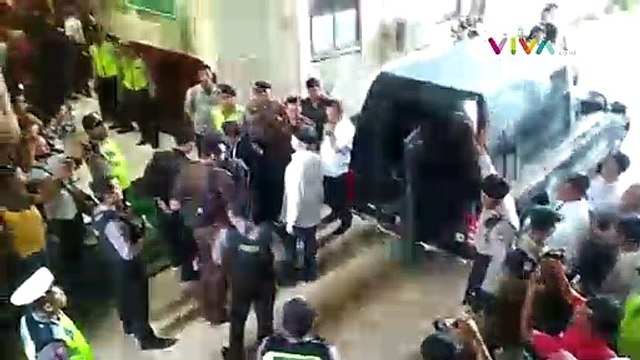 Dari Mobil Tahanan Ahmad Dhani Teriak 'Prabowo Menang!'