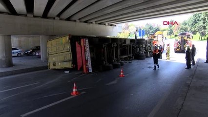 İstanbul- Bakırköy'de Köprüye Sıkışan Tır Devrildi