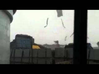 Ribut kuat landa  Klang