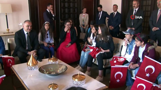 Nizip'li öğrenciler Kültür ve Turizm Bakanı Ersoy'la buluştu