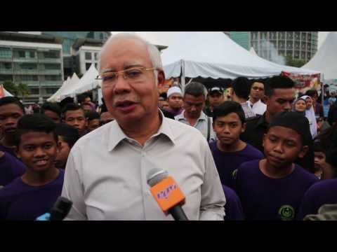 Perdana Menteri Luangkan Masa Di Bazar Ramadan Putrajaya