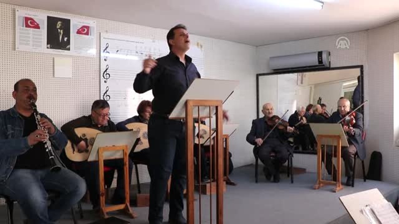 Koro Arkadaşlarından Hüseyin Amcaya 96. Yaş Sürprizi