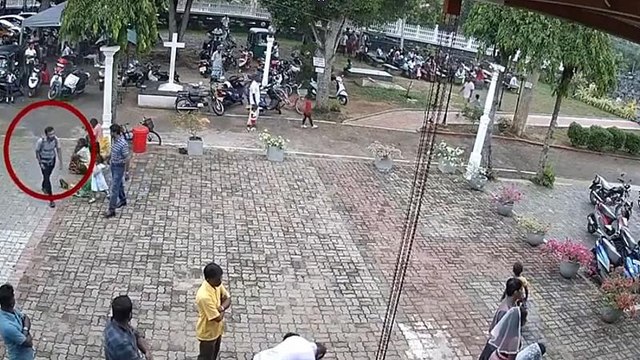 Боевики ИГ взяли ответственность за теракты на Шри-Ланке (Reuters)