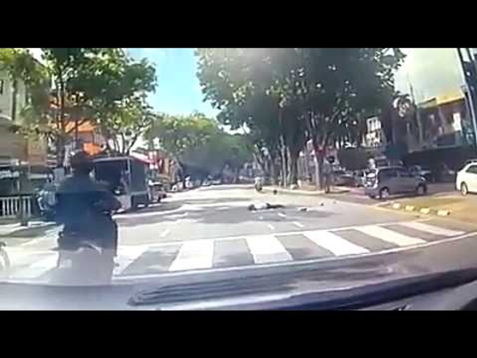 Wanita Dilanggar Ketika Melintas Jalan Raya