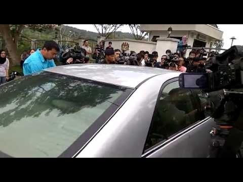 Kedutaan Vietnam tiba jam 9.30 pagi tadi di perkarangan Mahkamah Sesyen Sepang.