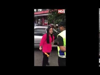 Wanita berang penguatkuasa kunci tayar kereta