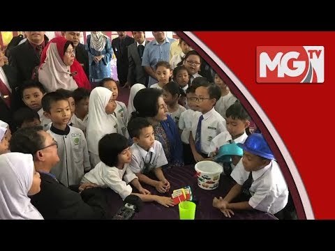 Isteri PM Rosmah Mansor dan Murid Autisme bermesra