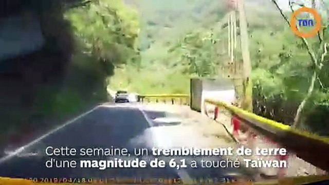 Comme dans un jeu vidéo, un taxi doit éviter de gros rochers qui se décrochent de la montagne et chutent sur la route !