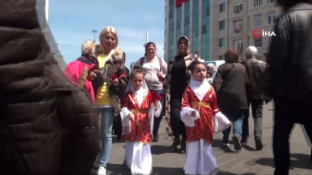 Yaşıtları bayram kutlarken çalışmak zorunda bırakılan ve dilendirilen çocuklar yürek burktu