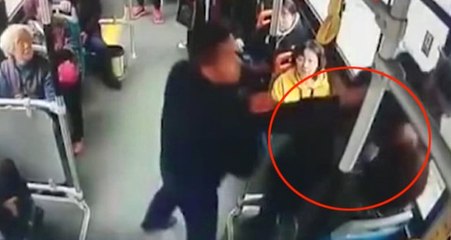 Yaşlı Adam, Kendisine Yer Vermeyen Kadının Kucağına Oturup Tokat Attı!