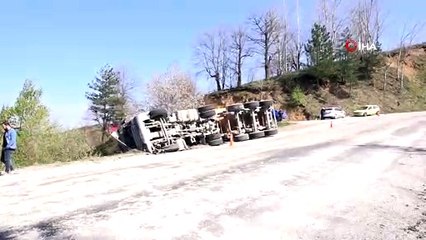 Demir yüklü kamyon uçuruma yuvarlanmaktan son anda kurtuldu: 2 yaralı