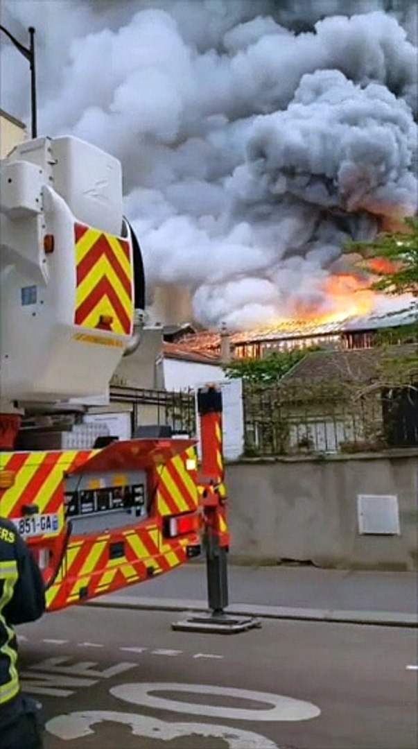 Yvelines: Un important incendie en cours à Versailles dans un entrepôt de  voitures - Vidéo Dailymotion