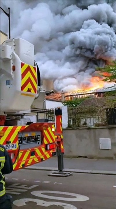 Yvelines: Un important incendie en cours à Versailles dans un entrepôt de voitures