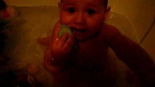 Miguel joue dans le bain(9 mois)