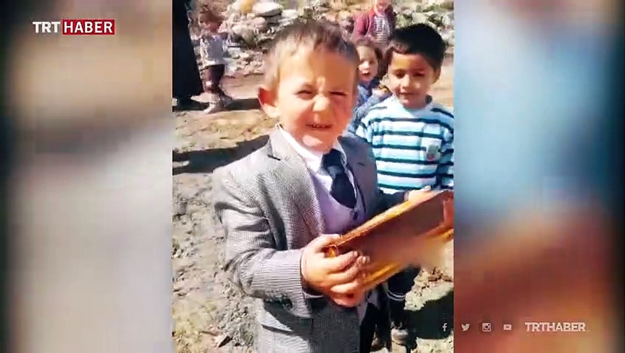 5 yaşındaki muhtar adayı çikolata dağıtma vaadini yerine getirdi