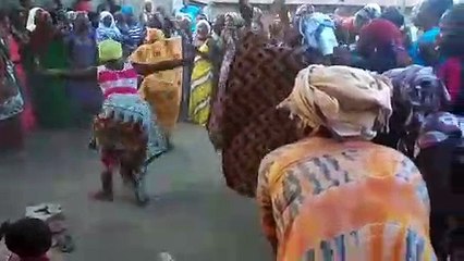 Découvrez la beauté de la danse traditionnelle du Kenya. Magnifique !