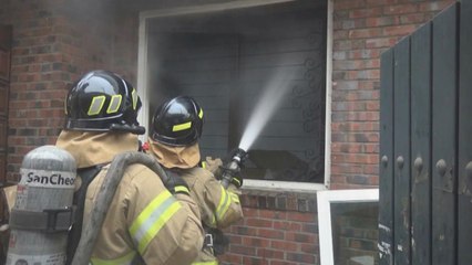 "집 안에서 숯 만들다가"...단독주택 화재 / YTN