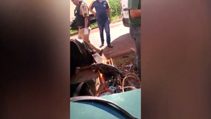Carro fica destruído em grave acidente registrado na PR-585