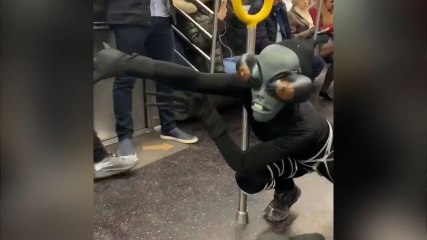Un alien se balade dans le métro à New York !