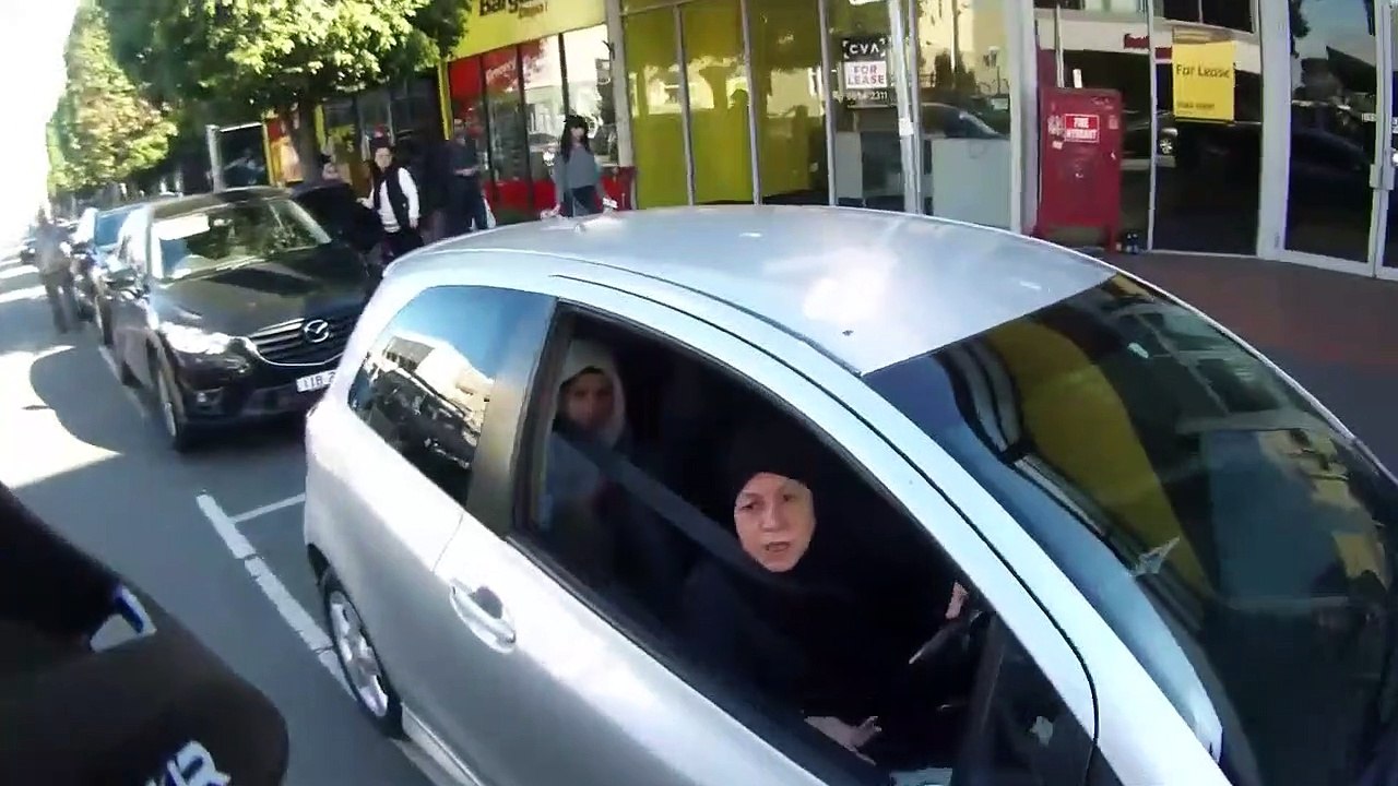Un cycliste pète un cable à cause d'une conductrice au téléphone qui a faillit le percuter