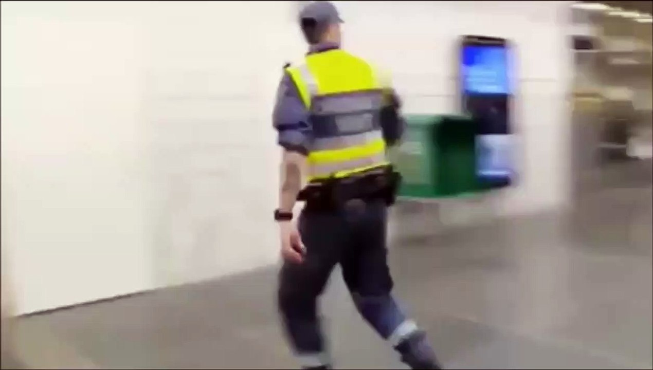 Regardez comment cet agent de sécurité stoppe 2 individus qui en viennent aux mains