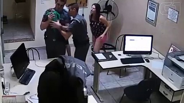 Deux policiers sauvent un bébé qui s'étouffe... Héros du jour