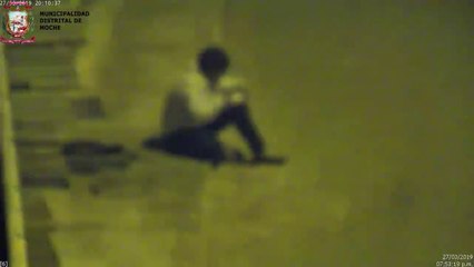 Cet enfant fait ses devoirs dans la rue sous la lumière d'un lampadaire !