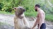 Belle amitié entre un homme et son ours