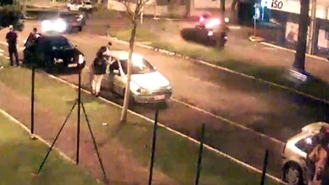 Vídeo mostra mulher sendo prensada contra carros em atropelamento