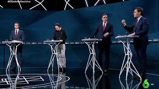 Rivera a Sánchez: “Quiero felicitar a los Jordis. Le he traído un libro que usted no ha leído, su tesis doctoral