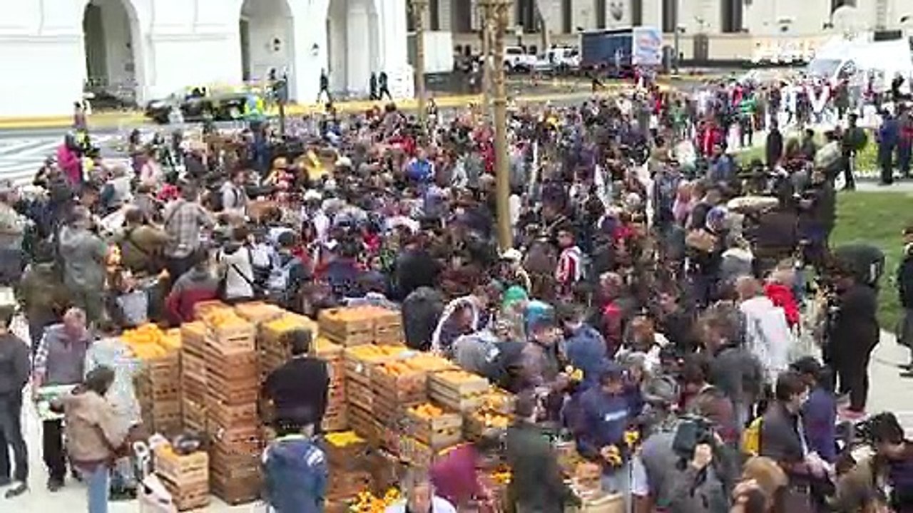 Agricultores argentinos regalan frutas en protesta por la crisis