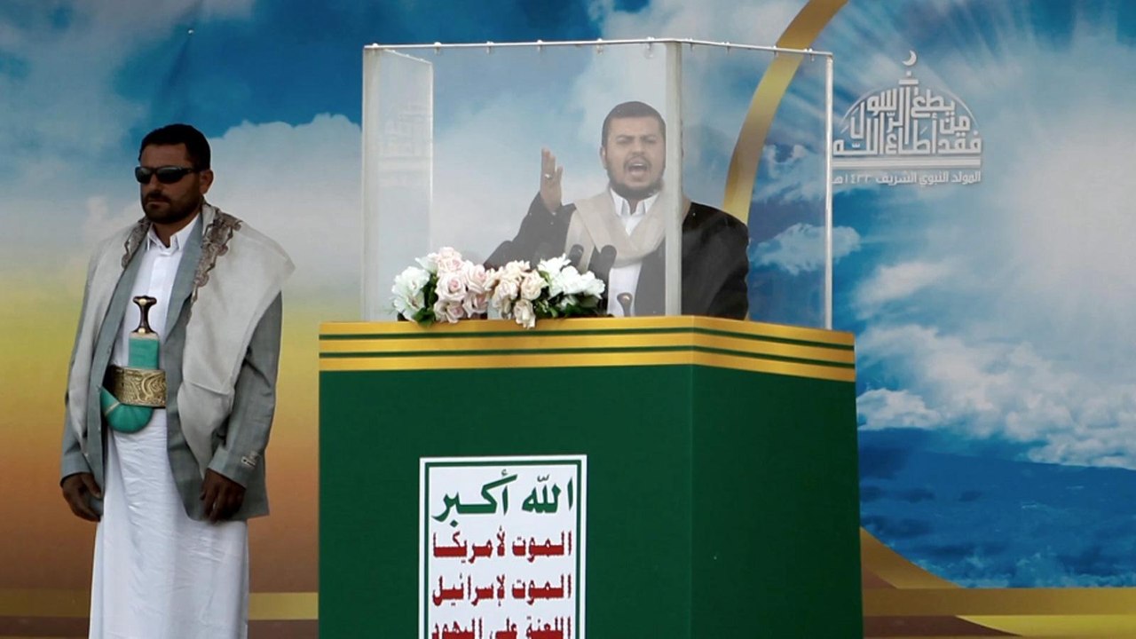 زعيم الحوثيين يهدد السعودية والإمارات بضرب أماكن حساسة فيهما