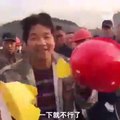 Cet homme nous montre la différence entre un casque pour les ouvriers et un casque pour les patrons en Chine !