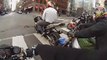 Un policier jette son café sur un motard