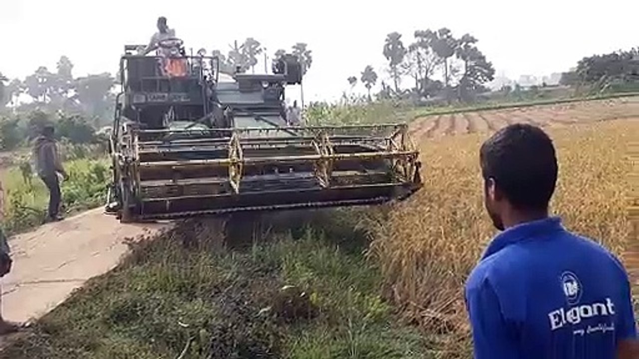 Indian farmer use heavy cuting machine