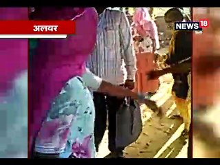 महिला से शिक्षक ने किया अभद्र व्यवहार, तो गुस्साई महिलाओं ने कर डाली धुनाई-women-beating-teacher-in-alwar