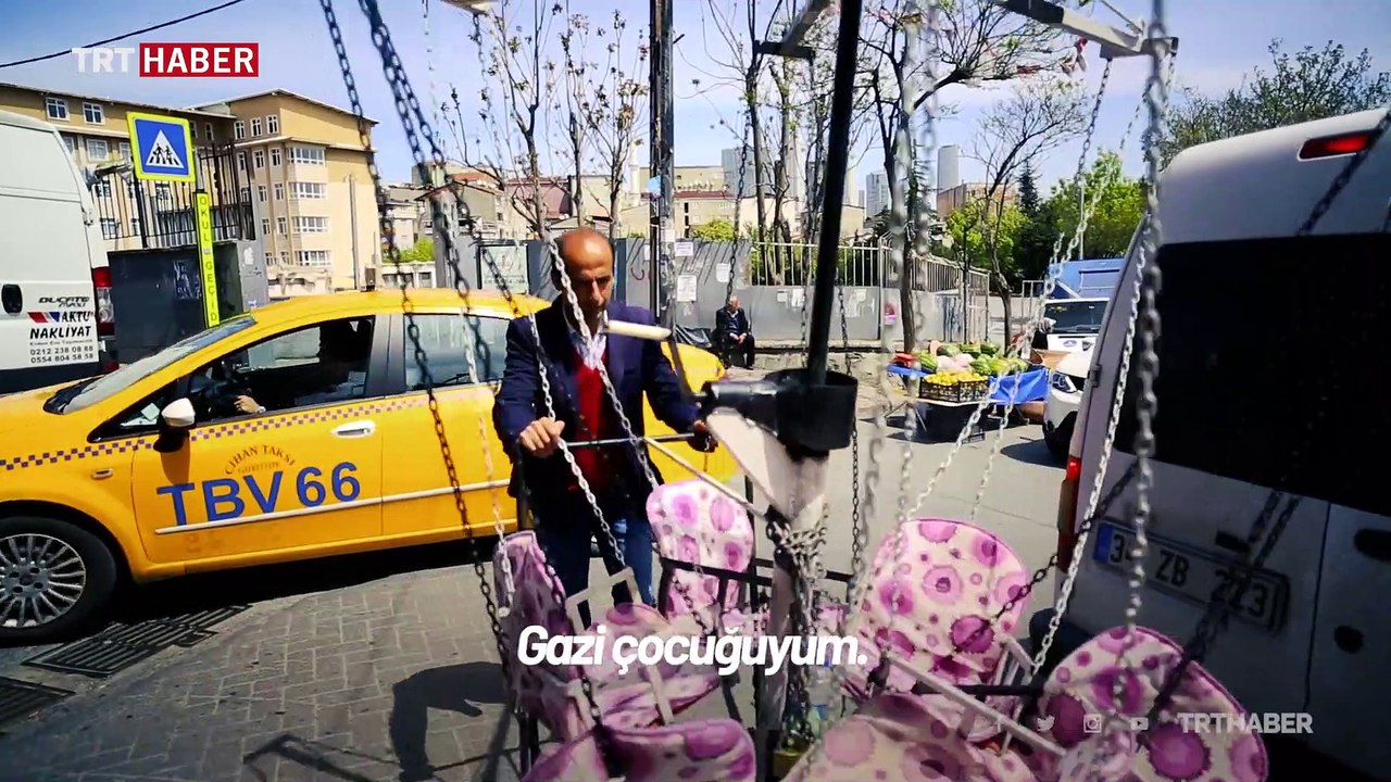 Dönme dolap geleneğini mahalle aralarında yaşatıyor