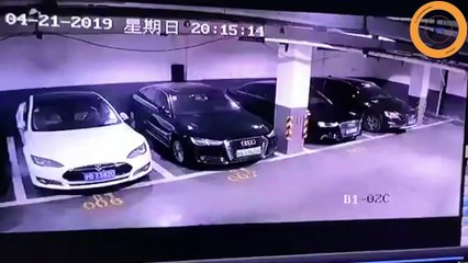 Une Tesla prend feu et explose toute seule dans un parking !