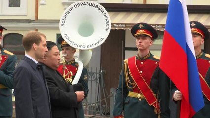 [현장영상] 김정은 위원장, 러시아 의장대 환영행사 받아 / YTN