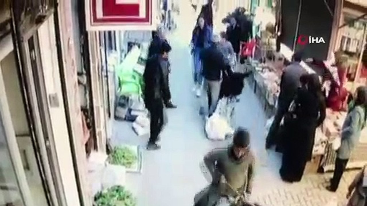 Eşekle pazaryerine böyle girdiler...Kadını yere düşürdüğü için çocuklara tokat atmak isteyen yaşlı adam da takılıp yere düştü