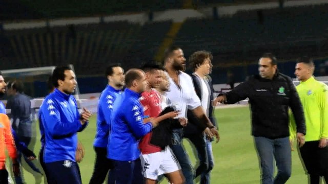 بكاء وانهيار دونجا حزنا على وفاة والده عقب لقاء الزمالك وبيراميدز