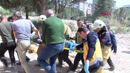 İstanbul- Maltepe'de İnşaat Alanına Devrilen İş Makinasının Operatörü Yaralandı