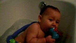 Miguel dans son bain à 8 mois