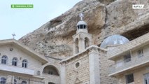 Antigo mosteiro ortodoxo em Maaloula, na Síria, é visitado nas celebrações de Páscoa