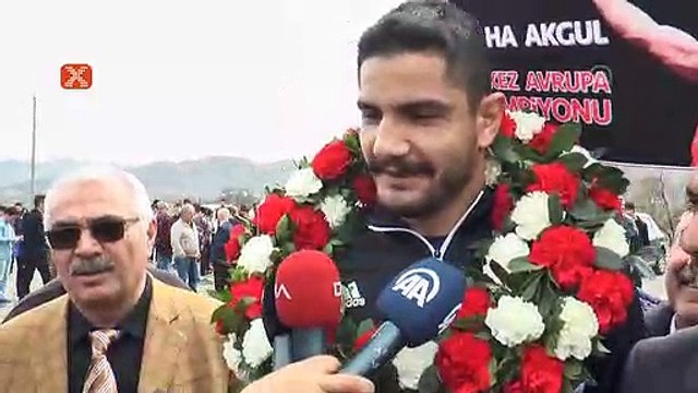 Şampiyon güreşçi Taha Akgül baba ocağında